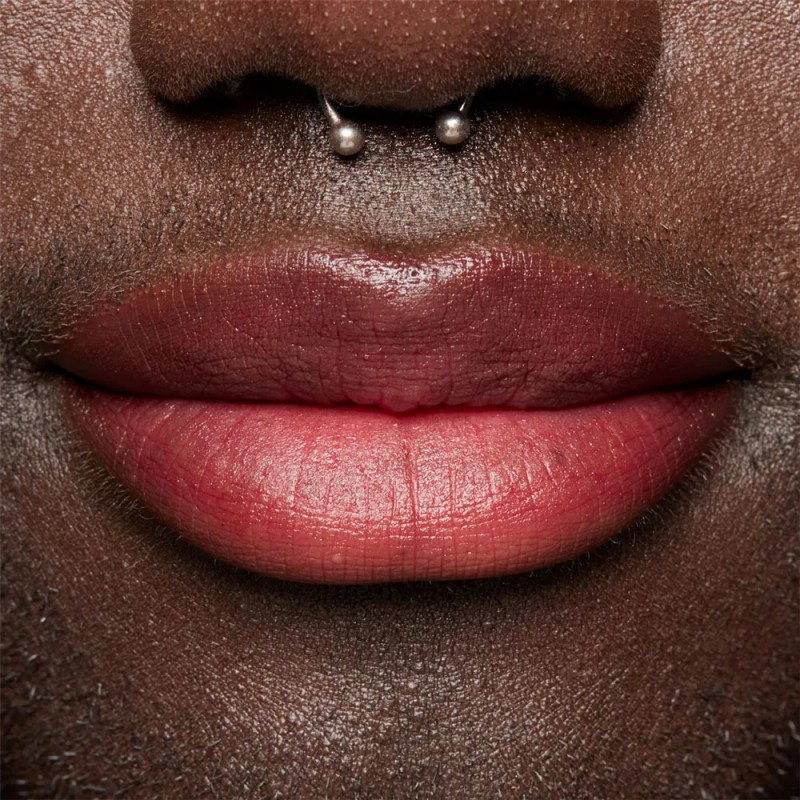 Smushy Matte Lip Balm tono Sippin (morado). Bálsamo labial efecto