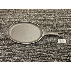 Choice 9.25" x 7" Oval Pre-Seasoned Cast Iron Fajita Skillet Handle 176CI10SGHD
