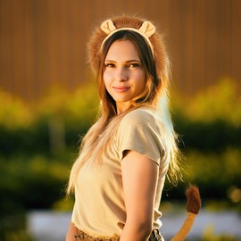 Lion Costume Set，5 Pieces Including Headband（Ears）、Tail、Bow Tie、Paw Gloves，Thick Brown Mane，Polyester Material, Accessories are Elastic, It is Soft and Suitable for Different Sizes (Ages)
