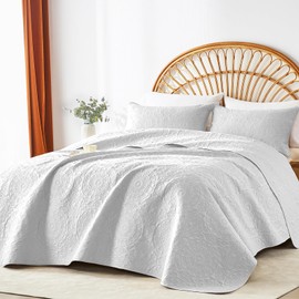WURUIBO White Quilt Set King/Cal King Size, Embossing Microfiber Bedspreads with Pillow Sham, Ligthweight Breathable Thin Coverlet, Reversible Bedding Set for All Season (1 Quilt, 2 Pillow Shams)