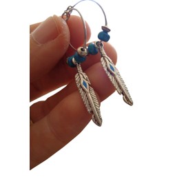 ★ EMAILLE FEDERN AN KLEINEN CREOLEN MIT TÜRKISEN HOLZPERLEN ★ kleine runde Ohrringe, ethnische Ohrringe