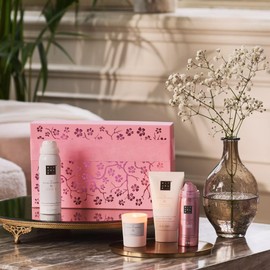RITUALS The Ritual of Sakura Gift Set, S, Gift Box with 4 Personal Care Products with Rice Milk and Cherry Blossoms, Nourishing Properties