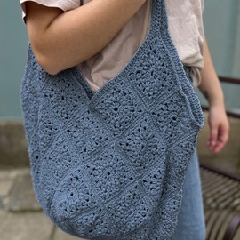 myboshi Häkelset Tasche Borkum für Anfänger, inkl. Jeansgarn, Häkelnadel, Wollnadeln, Anleitung, Label, 50% recyceltes Denim, 50% Baumwolle (Bio), Blau (Azure) mit Häkelnadel