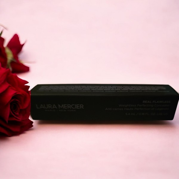 ~ LAURA MERCIER ~ Laura Mercier Real Flawless Weightless Perfecting