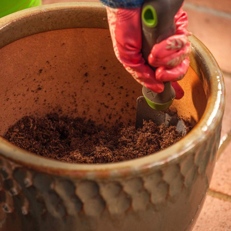 Miracle-Gro Expand 'N Gro Concentrated Planting Mix, .67 cu. ft.