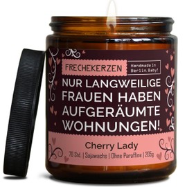 Lustige Duftkerze mit Spruch zum Jahrestag für Sie | Handgemacht aus Sojawachs | In Geschenkbox | Nachhaltiges Geschenk zum Geburtstag | Ehe Frau Freundin Verlobte Partnerin |Kirsche