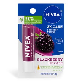 Nivea Lip Care Blackberry, bálsamo labial teñido con manteca de karité, aceites nutritivos y vitamina C y E, de 0.17 Oz.