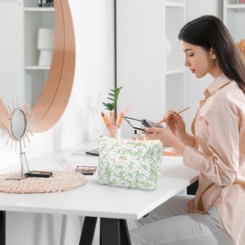 Floral Makeup Bag, Cute Travel Toiletry Bag, Green Quilted Cosmetic Pouch Bag Makeup Organizer Wash Bag for Women Girls Ladies