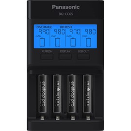 Panasonic K-KJ65K3A4BA Cargador rápido súper avanzado de 4 Posiciones con Panel indicador LCD, Puerto de Carga USB y 4 Pilas Recargables AAA eneloop Pro, Color Negro
