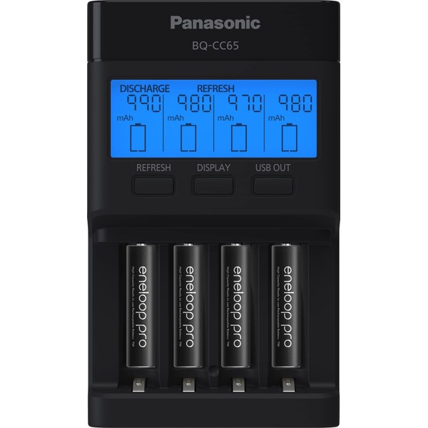 Panasonic K-KJ65K3A4BA Cargador rápido súper avanzado de 4 Posiciones con Panel indicador LCD, Puerto de Carga USB y 4 Pilas Recargables AAA eneloop Pro, Color Negro