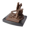 Lighthouse Christian Products Llevando la Cruz (Carrying The Cross) Bronzelike
