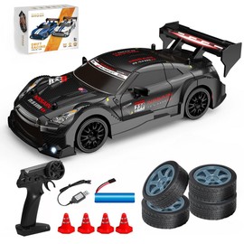 SKIKHN Remote Controlled Car, 1:24 RC Drift Car, Drift Car, Remote Controlled, 4WD RC Cars, Mini RC Drifting Car, with 4 Tyres and 4 Road Blocks, for Children and Adults from 7 Years (Black)