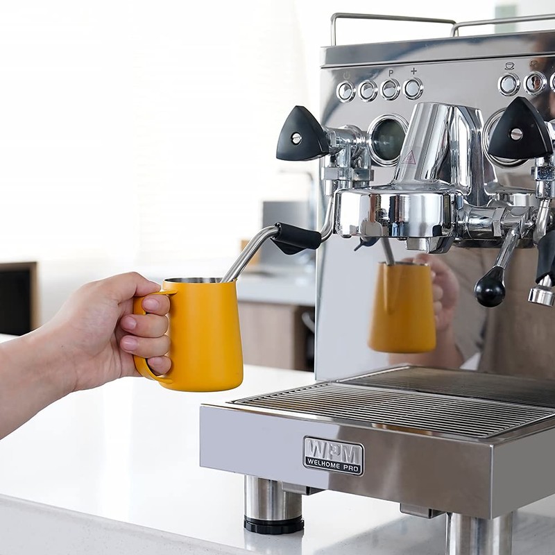 watchget ミルク泡立てピッチャー 250ml (8オンス)ラテアートに適用 エスプレッソマシン用 ステンレススチール製ミルクジャグ カプチーノ、ラテのための最適なエスプレッソ蒸しピッチャーミルクジャグカップ,イエローマットコーティング