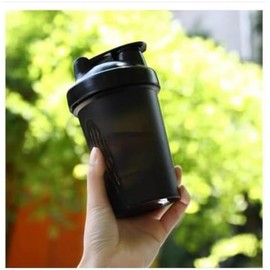 Batidora de proteína para batir y pre-entrenamiento, mejor taza de coctelera (sin BPA). Tapa clásica y bola de batidor, botella de agua de cocina