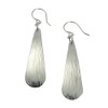 arete largos de gota de aluminio en tono plateado por