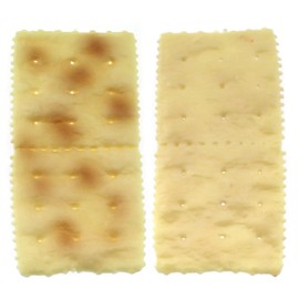 LUORNG 5PCS Artificial Realistic Soda Cracker 90x45 mm Simulation Soda Cracker Model Suitable for Kitchen Display and Home Decoration and Holiday Decoration