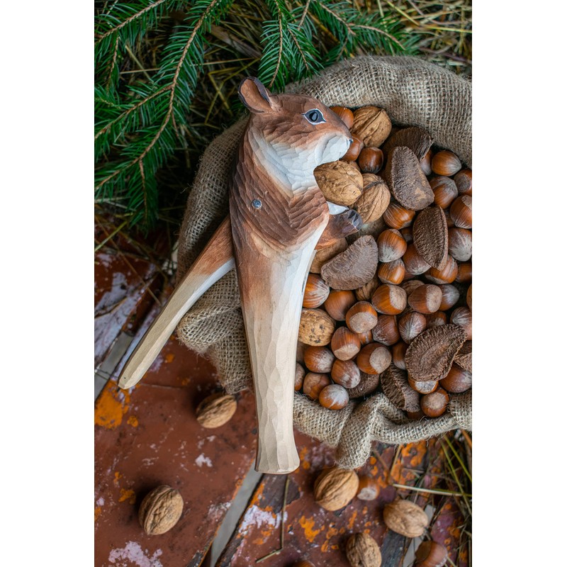 WILDLIFEGARDEN Wildlife Garden WG4996 Nutcracker Squirrel Decorative Hand Carved Nutcracker