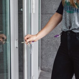 kwmobile Retractable ID Badge Holder - Yo Yo ID Card Holder with Metal Carabiner - Extendable Yoyo Lanyard Pass Holder - Violet Purple