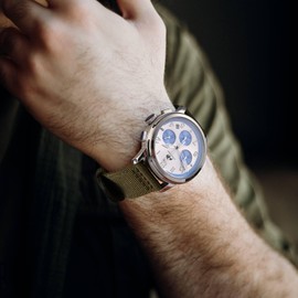 [BISONSTRAP] ナイロン時計バンド ツーピース・ミリタリー腕時計バンド ブラッシュド尾錠 Quick Release 20mm・アーミーグリーン（シルバーバックル） 交換ベルト