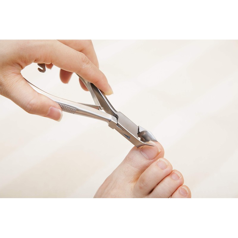 Nipper-type nail clippers for winding nails