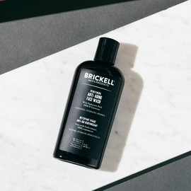 Brickell Men's Neu Definiertes Anti-Aging-Gesichtswaschmittel für Männer, Natürlich und Bio, Schäumendes Gel-Gesichtswaschmittel zur Reduzierung von Zeichen der Hautalterung (Parfümiert, 118 ml)