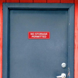 Signs ByLITA - Letrero estándar sin almacenamiento permitido – Fácil instalación | Cartel duradero de pared o puerta (plata cepillada), mediano