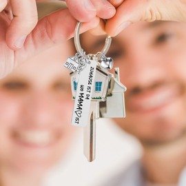 JSDDE Mama Schlüsselanhänger mit Gravur Zuhause ist da, wo Mama ist Süße Schlüsselanhänger mit Flügel Hause Herz Anhänger Creative Design Keychain Geschenke für Mama Oma