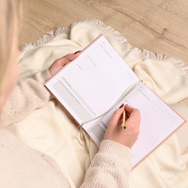 Serenity - Gratitude Journal - Sleek Modern Diary With Thought Provoking Prompts & Exercises to Promote Thankfulness & Positivity - Mind Enriching Gifting & Keepsake - H: 20cm x W: 16cm