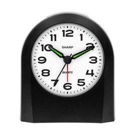 Sharp - Reloj despertador analógico pequeño que funciona con pilas, silencioso, sin tictac, iluminado bajo demanda y repetición, sonidos de pitido, ac