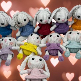 Handgemachter Amigurumi Hase Schlüsselanhänger - Süßer gehäkelter Hasenanhänger, perfekt für Taschen, Schlüssel oder als Geschenk. Aus weichem Baumwollgarn, robust & niedliche.