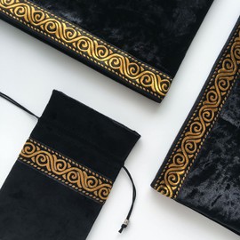 YIKKI Thick Luxury Velvet Tarot Cloth, Super Soft to the Skin, Easy Design, Creates a Luxury Atmosphere, Large Size, 25.6 x 25.6 inches (65 x 65 cm), Comes with a Pouch with Matching Pattern, Set of