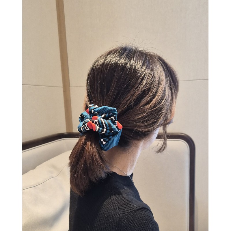 Burnaby Cyan Red Art Scrunchie / 버나비 시안 레드 아트