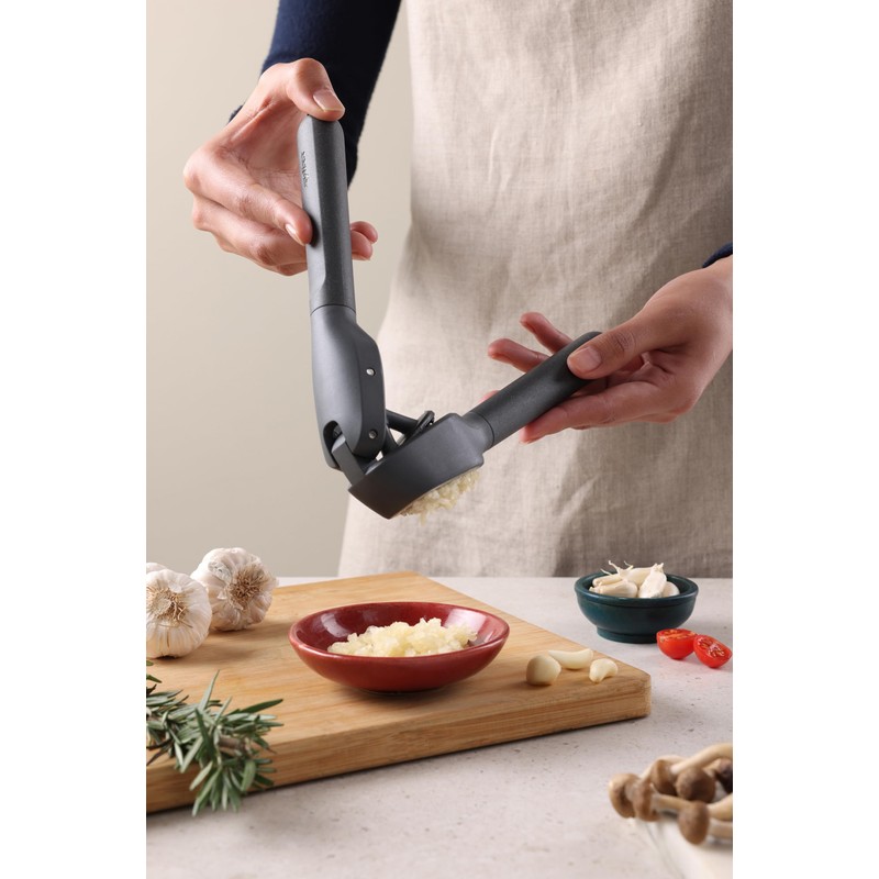 Zyliss Classic Garlic Press, Large Capacity, Easy to Clean