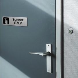 DELTA-SIGNALETIC.COM Graviertes selbstklebendes Namensschild Sonnez SVP orange Format 20x6 cm