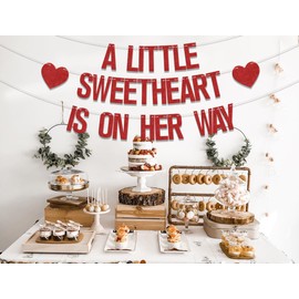 Banner con texto en inglés «A little sweetheart is on her way», decoración de baby shower con temática de corazón, suministros de fiesta para niña de bienvenida, diseño de género, color rojo