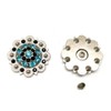 Conchos de bayas con tornillos de metal y flores con