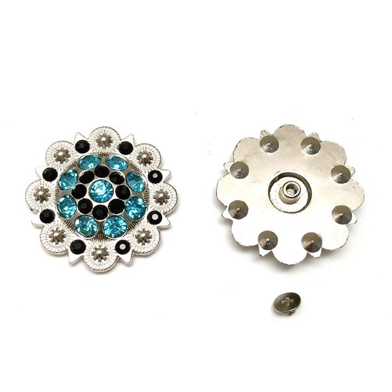 Conchos de bayas con tornillos de metal y flores con