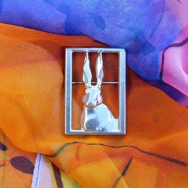 Hasenkopf-Brosche im offenen Rahmen, handgefertigt aus Zinn von William Sturt, Einheitsgröße, Hartzinn