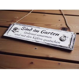 Gartenschild Acryl wetterfest – lustiges Hängeschild mit Gravur „Sind im Garten Unkraut umarmen & mit Käfern quatschen“ – 28×8 cm – inkl. Kordel – Motiv Blume & Käfer
