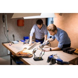 Stagecaptain LH-400 Löthilfe - Helfende Hand für Bastel- und Lötarbeiten - Vier flexible Arme mit Krokodilklemme - Reinigungsschwamm, Lötharz und Lötspitzenreiniger - Abrollhilfe für Lötzinn