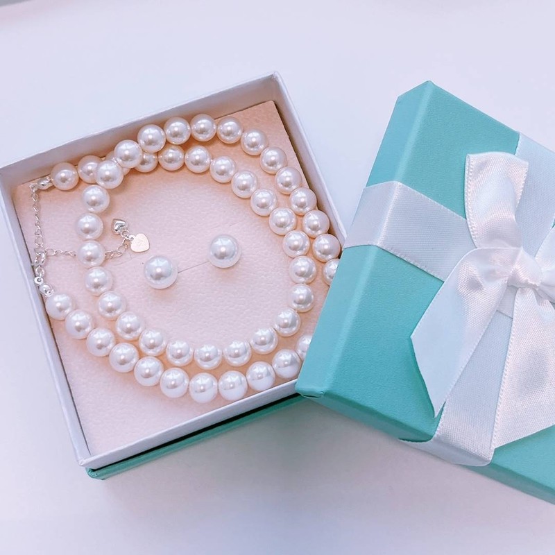 Gift wrapping is okay. I won’t accept it. / 선물포장
