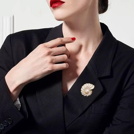 Enamel White Pearl Conch Shell Brooch Pin for Women Fashion Sea Nail Shell Brooches Lapel Pins Summer Beach Jewelry (White)