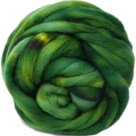 Wool Roving Hand Dyed. Super Soft BFL Combed Top Pre-Drafted for Easy Hand Spinning. Artisanal Craft Fiber Ideal for Felting, Weaving, Wall Hangings and Embellishments. 1 Ounce. Hunter Green