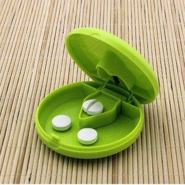 1Pcs Pill Tablet Cutter, Pill Splitter Pill Crusher for Small or Large Pills, Portable Medication Vitamin Organizer Box (Green)