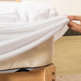 Nutan, Quilted Fitted Mattress Pad – Fitted Elastic Quilted Protector, Cover Stretches up to 18 Inches Deep Pocket - Machine Washable Topper, Queen, White