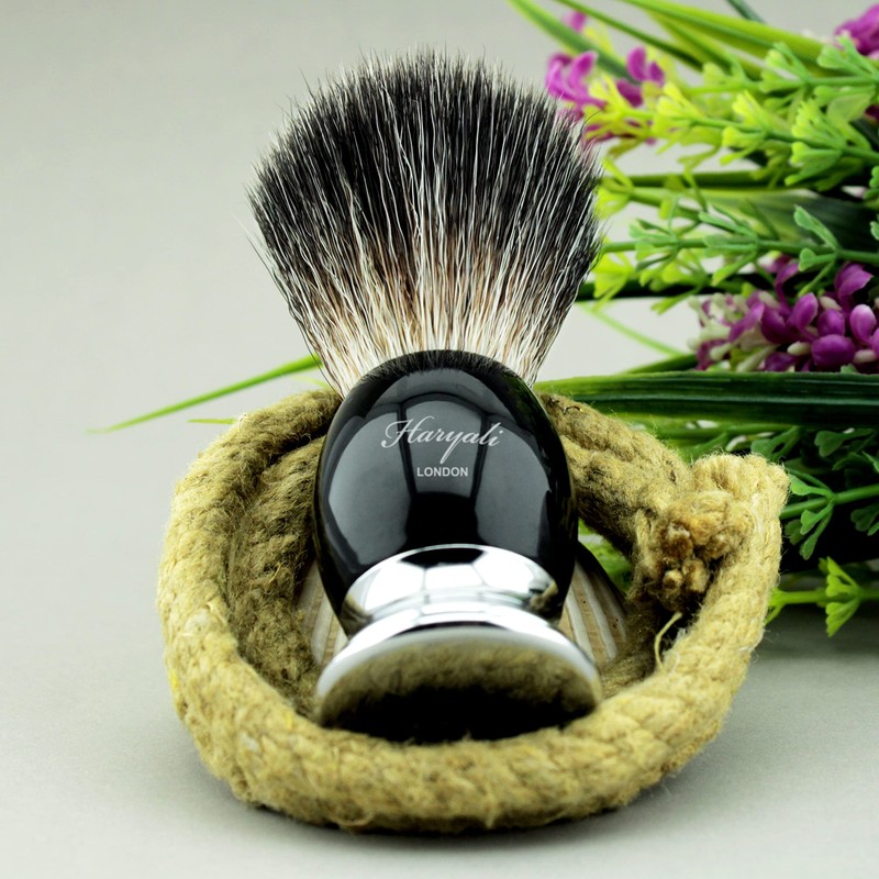 Pure black badger hair shaving set in black. The includes