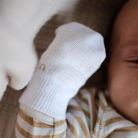 TINY MANOS Non-Slip, Tug-Resistant, No-Scratch Baby Mittens - For Newborn to 6 Months - 100% Organic Cotton - Roomy and Breathable Design - Unisex Colors - Set of 2