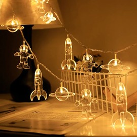 Keeda - Cadena de luces LED para habitación de los niños con astronauta y cohete colgantes con pilas, luces de fiesta para guardería, habitación de los niños, decoración de Navidad (40 LED, blanco