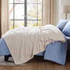 ClevaHome Super Soft Diamond Pattern Throw Blanket - Ultra Cozy Warmth, Plush Fleece for All Seasons, Decorative and Comfortable, 90x90 inches