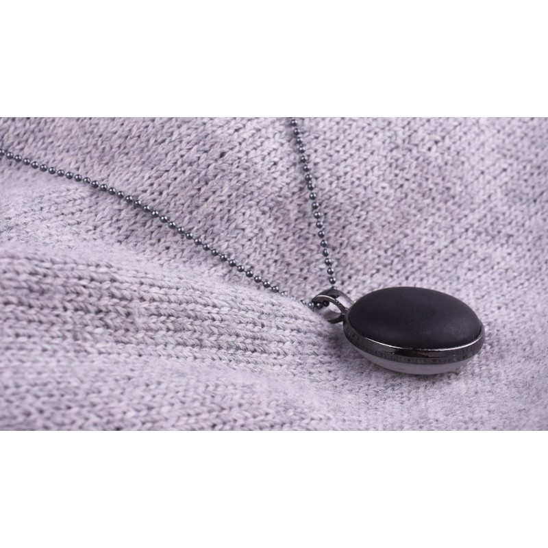 Long chain 'Frieda', 2 Polaris cabochons in a double-sided black